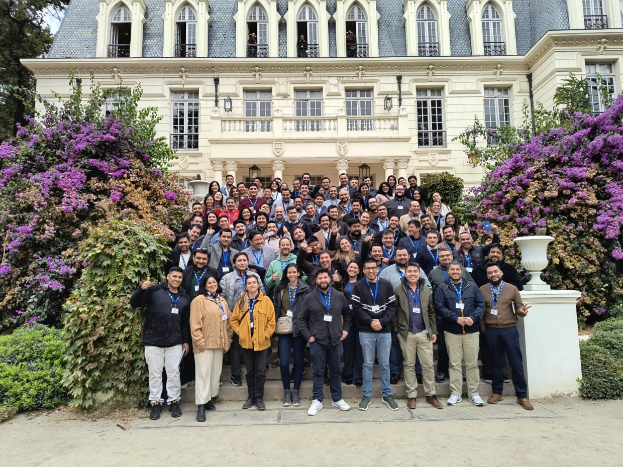 Jornada Integración MBA UChile Las Majadas de Pirque foto grupal frontis horizontal