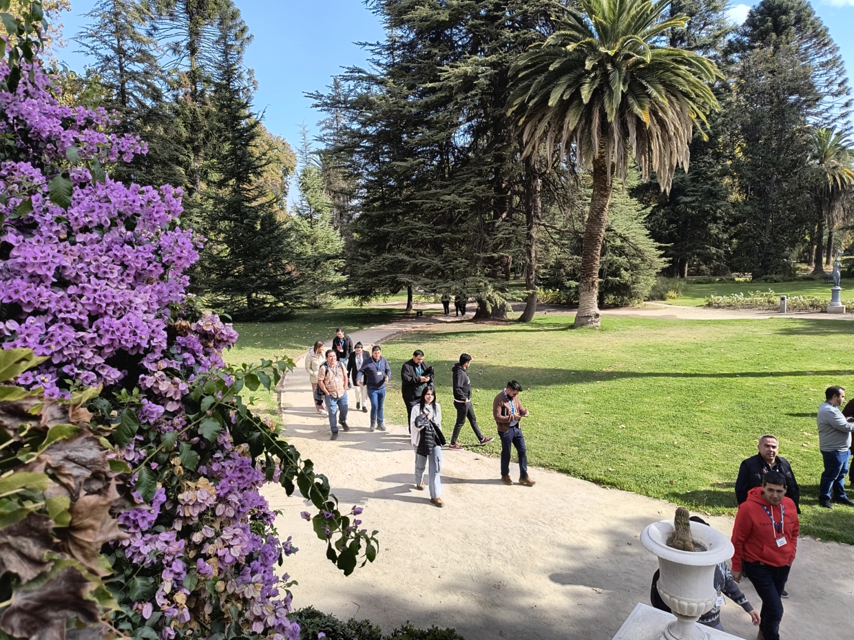Jornada Integración MBA UChile Las Majadas de Pirque estudiantes caminando en el jardin