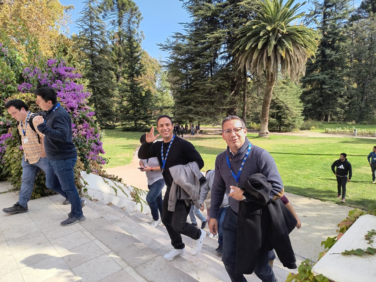 Jornada Integración MBA UChile Las Majadas de Pirque estudiantes saludando al a cámara en el jardín