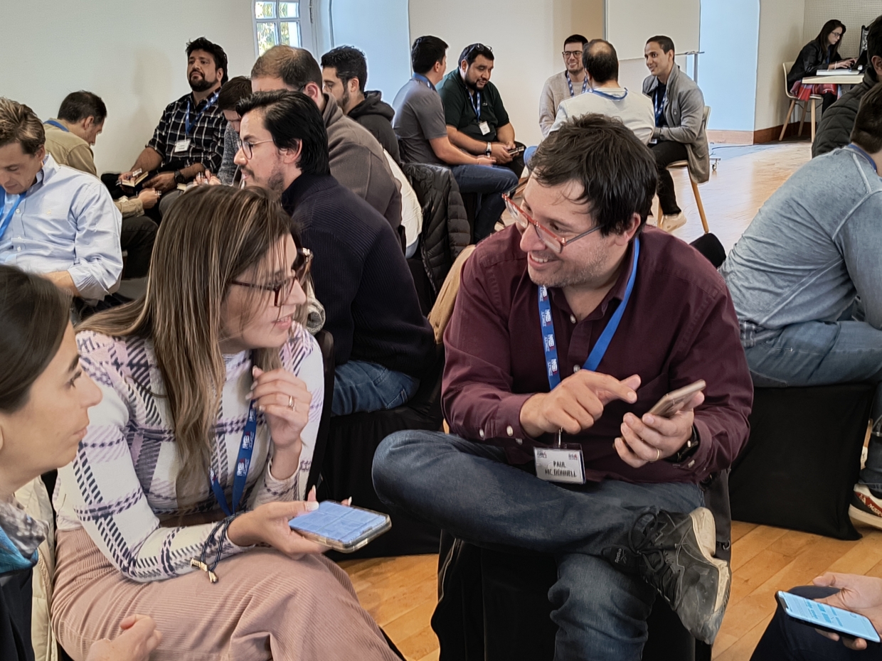 Jornada Integración MBA UChile Las Majadas de Pirque interior trabajo en grupos estudiantes hablando de sus perfiles DISC Habilidades Directivas