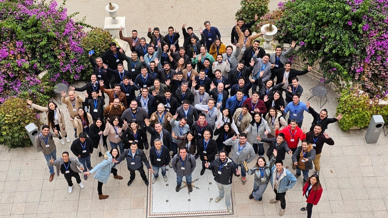 Jornada Integración MBA UChile Las Majadas de Pirque foto grupal desde la altura desordenada